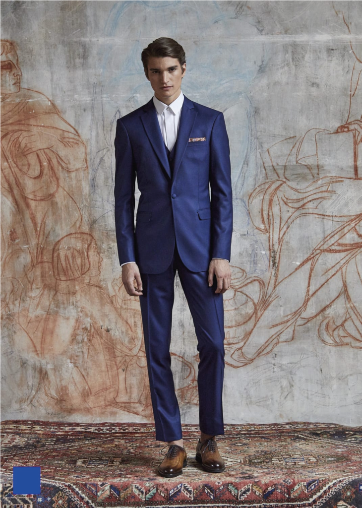 Tailor-made blue suit with Chaussures Marrons | Rives Paris ©