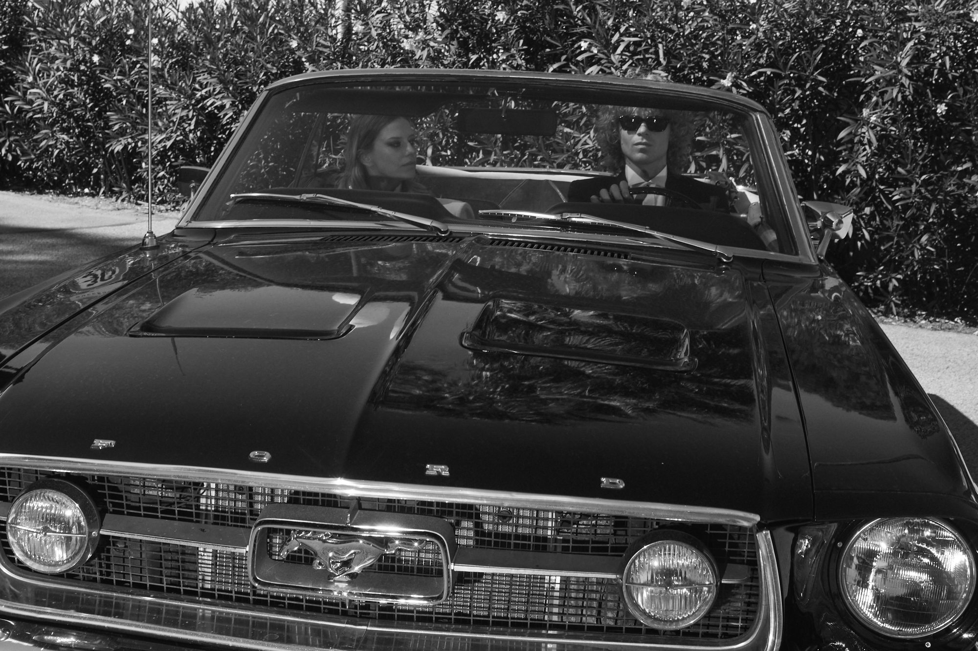 Smoking de Mariage et Ford Mustang | Rives Paris ©