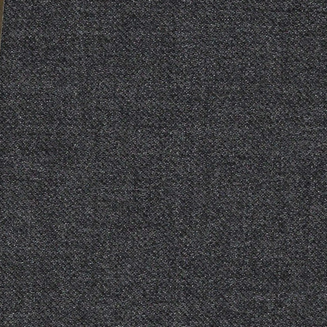 Gros plan d'un drap de laine gris anthracite, le grain et le tissage bien visibles, RIVES Paris
