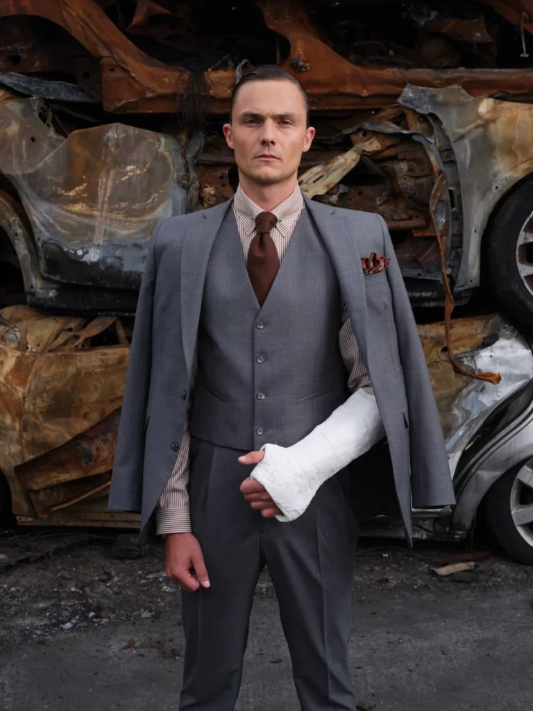 Costume gris sur-mesure RIVES Paris avec chemise rayée et cravate marron.
