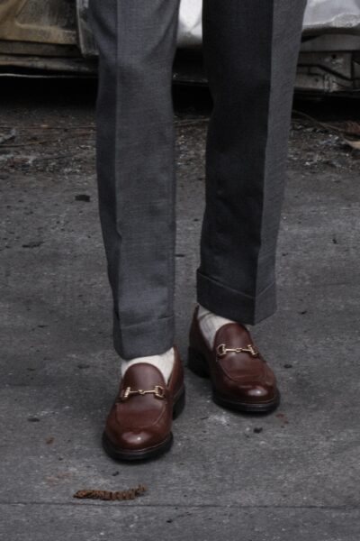 Pourquoi porter des mi-bas ? Une question de cohérence, pas de tendance