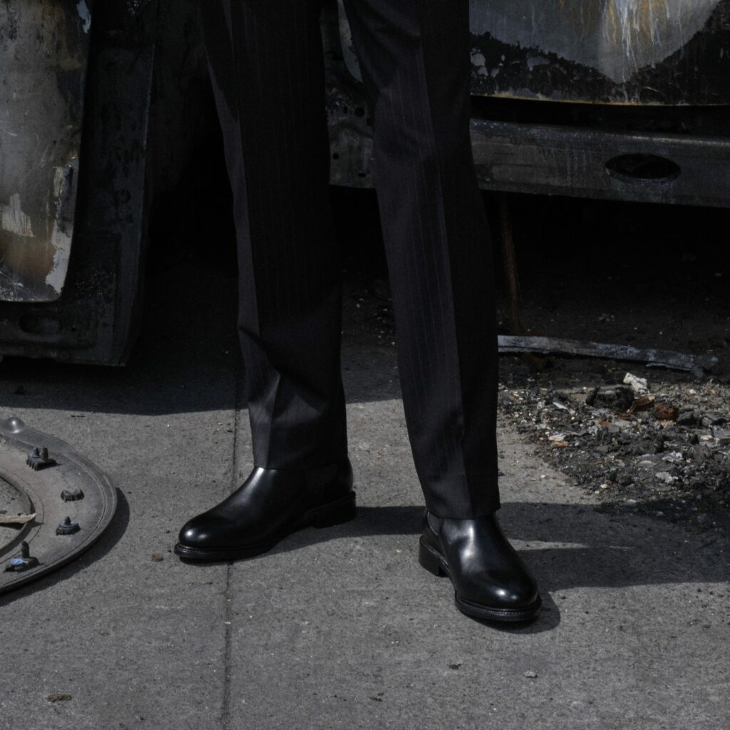 Pantalon noir à rayures et chaussures en cuir noir sur-mesure RIVES Paris