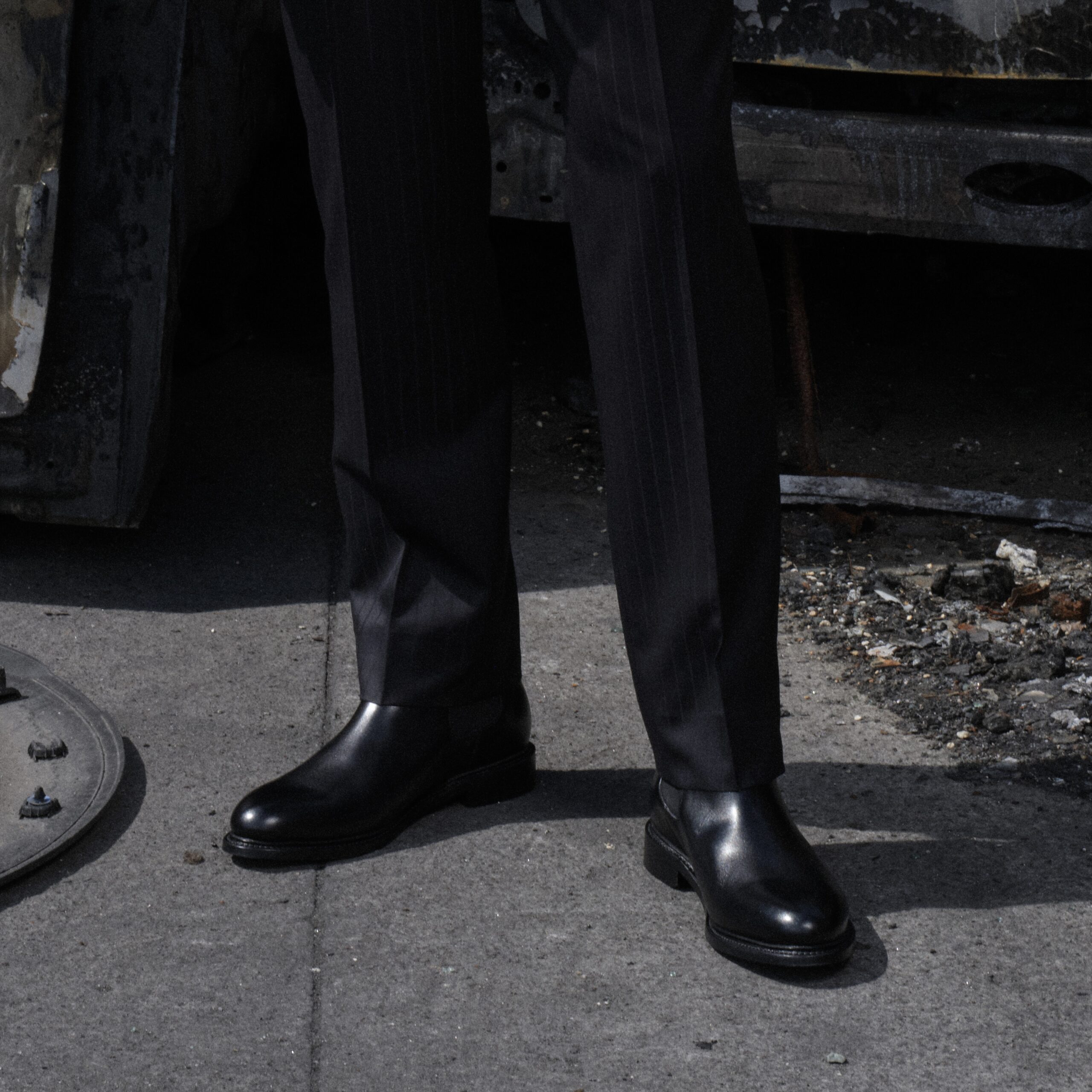 Chaussures noires portées avec un costume gris anthracite sur-mesure RIVES