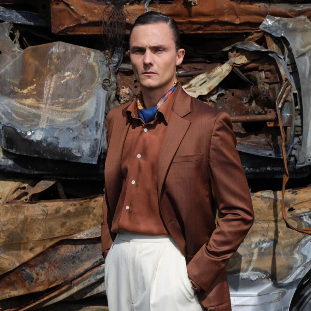 Costume marron sur-mesure RIVES Paris avec chemise marron et foulard bleu