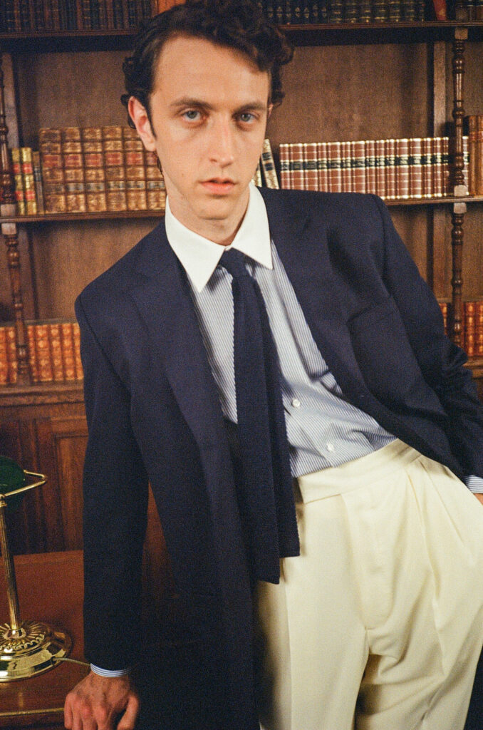 Costume bleu marine avec chemise rayée et pantalon beige sur-mesure RIVES Paris