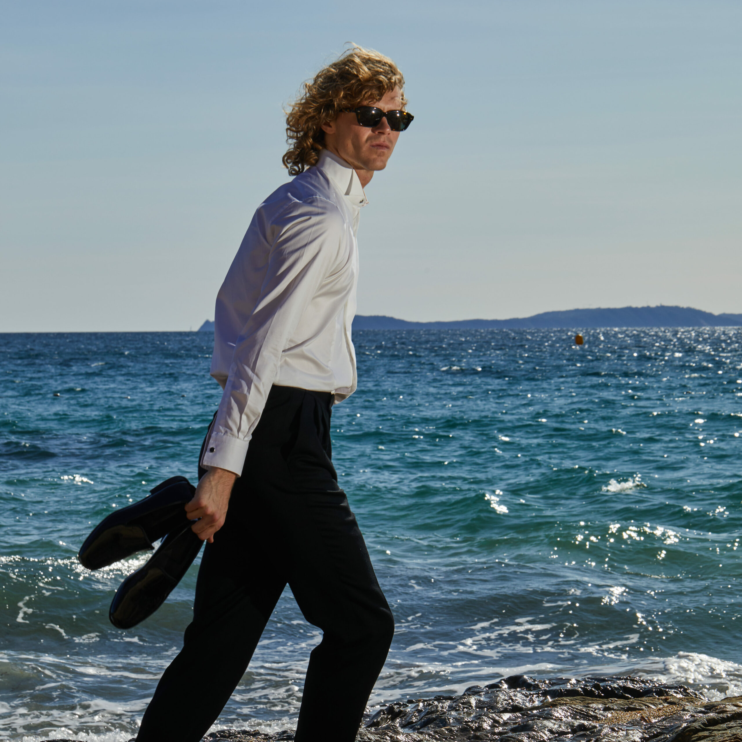 Costume sur-mesure à Paris — essayage en boutique, ligne d’épaule naturelle, revers en pointe