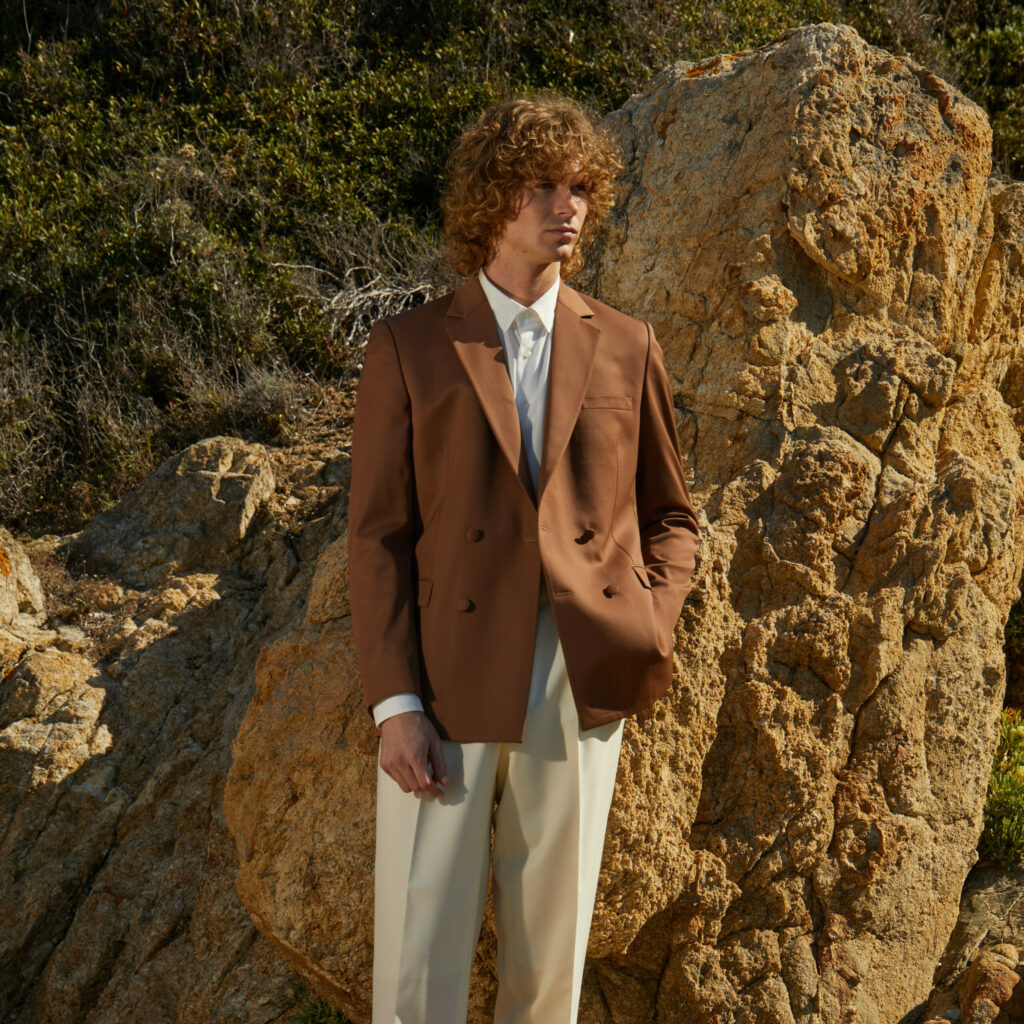 Veste marron sur-mesure RIVES Paris avec pantalon blanc