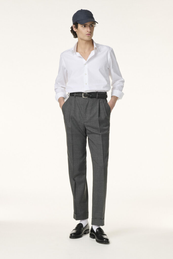 Pantalon gris sur-mesure RIVES Paris avec chemise blanche et ceinture en cuir.